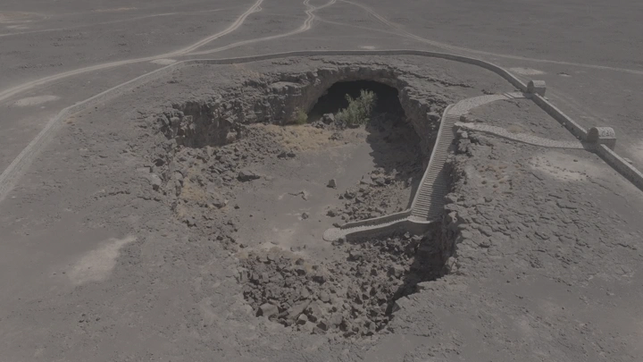 كهف أم الجرسان في الصحراء، لقطة جوية.