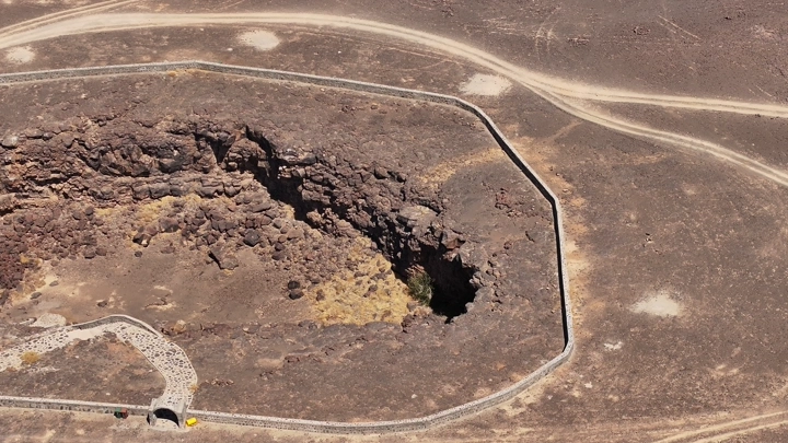 كهف أم الجرسان في منطقة صحراوية، لقطة جوية.