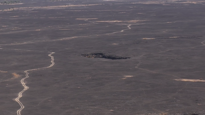 صحراء واسعة مع كهف في المنتصف، لقطة جوية.