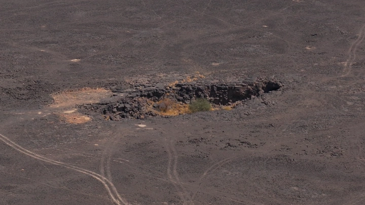كهف في صحراء قاحلة، لقطة جوية.