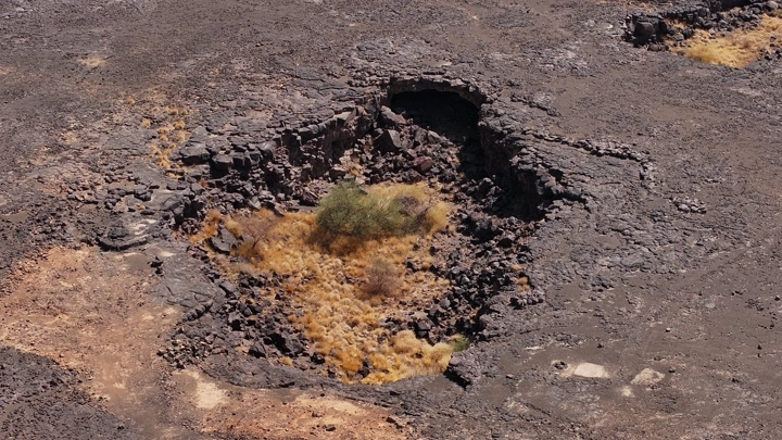 كهف أم الجرسان في الحرة، لقطة جوية.
