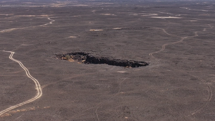 كهف في حرة خيبر بمنظر جوي، لقطة درون.