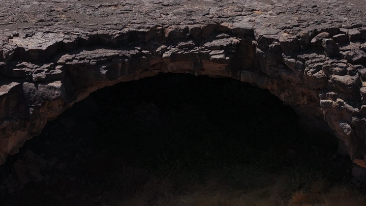 مدخل كهف أم الجرسان في خيبر، لقطة نهارية.