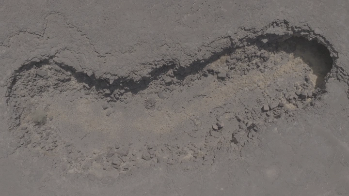 أثر قدم في أرض طينية، لقطة قريبة.