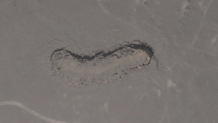 كهف أم الجرسان في صحراء بركانية، صورة جوية.