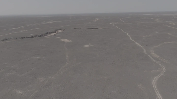 منظر جوي للصحراء مع تضاريس صخرية في الحره، لقطة من طائرة درون.