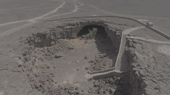 كهف أم الجرسان في الصحراء، لقطة جوية.