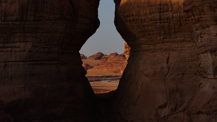 منظر جبال الجره وجبال الفيل في الصحراء، لقطة طبيعية.