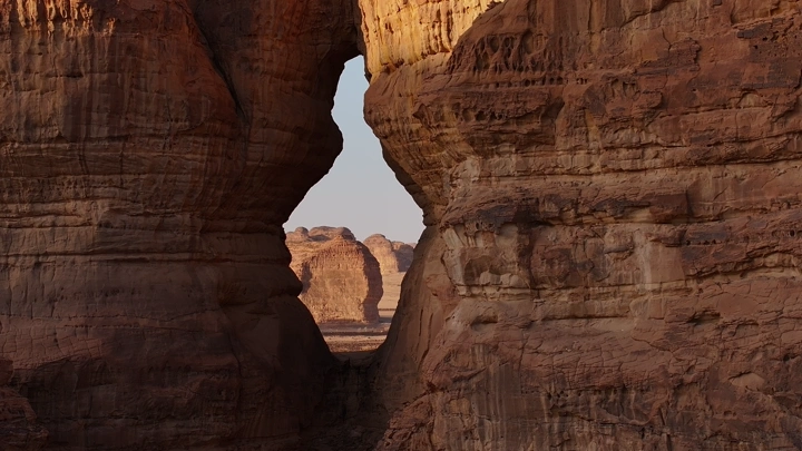 تكوينات صخرية في العلا عند الغروب، لقطة طبيعية.