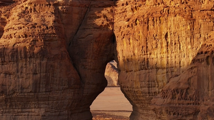تكوين صخري في العلا، السعودية، في ضوء الغروب، لقطة جوية .