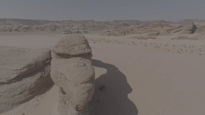 تكوين صخري في صحراء العلا تحت ضوء النهار، لقطة جوية.