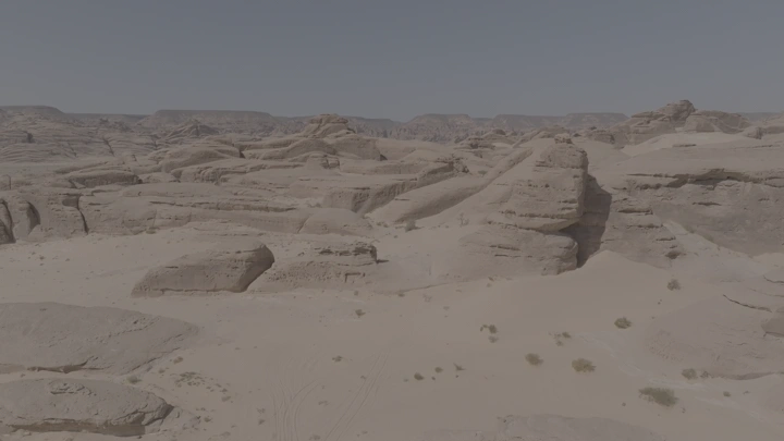 تكوينات صخرية في العلا تحت سماء صافية، لقطة جوية.