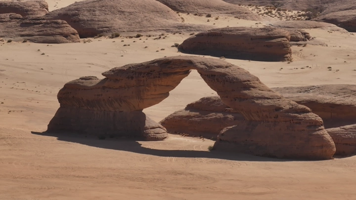 قوس صخري في العلا، تصوير جوي نهاري.