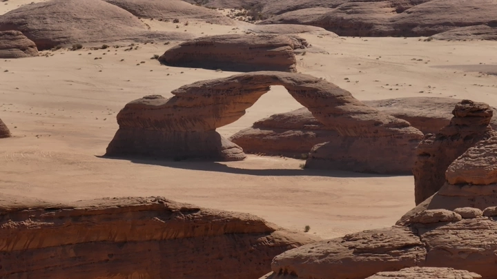 تكوين صخري على شكل قوس في العلا، لقطة من الأرض.