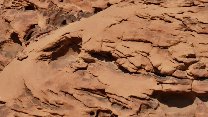 صخور طبيعية في العلا تحت أشعة الشمس، لقطة قريبة.