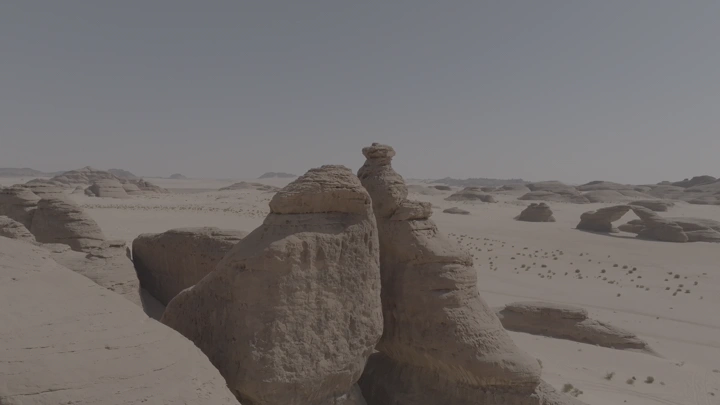 تكوينات صخرية في العلا تحت السماء الصافية، لقطة جوية.