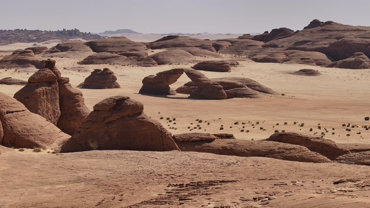 تشكيلات صخرية في العلا تحت ضوء الشمس، لقطة بانورامية.