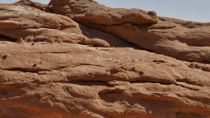 تكوينات صخرية في العلا تحت ضوء الشمس، لقطة قريبة.