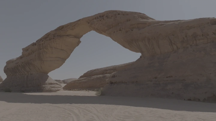 تكوين صخري في العلا تحت ضوء النهار، لقطة واسعة.