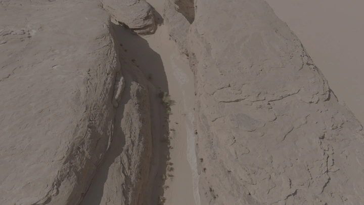 وادي ضيق بين صخور العلا، لقطة جوية.