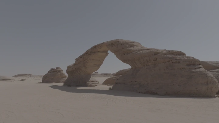 قوس صخري في العلا تحت ضوء النهار، لقطة واسعة.