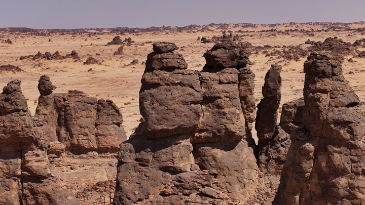 تكوينات صخرية في غراميل، مشهد نهاري، لقطة جوية.