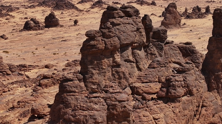 تكوينات صخرية في صحراء غراميل، لقطة جوية.