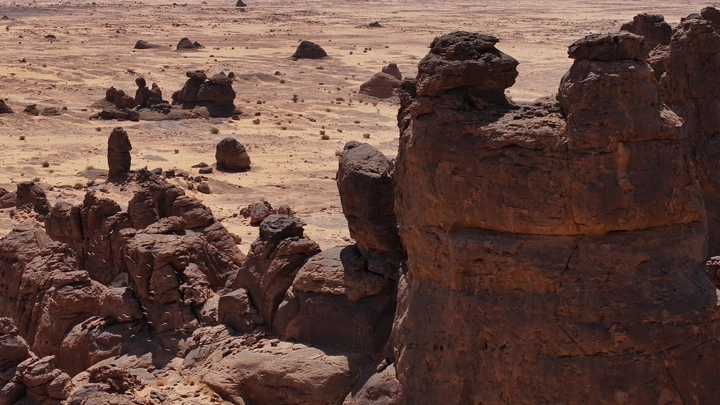 تكوينات صخرية في غراميل، تصوير جوي نهاري.