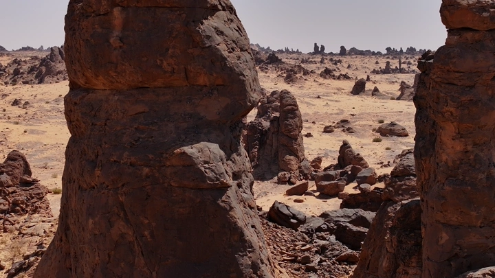 تكوينات صخرية في صحراء غراميل، لقطة نهارية.