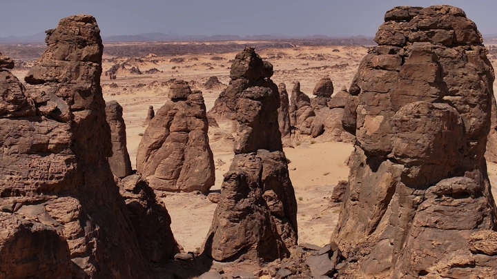 تكوينات صخرية في غراميل الصحراوية تحت ضوء الشمس، منظر جوي.