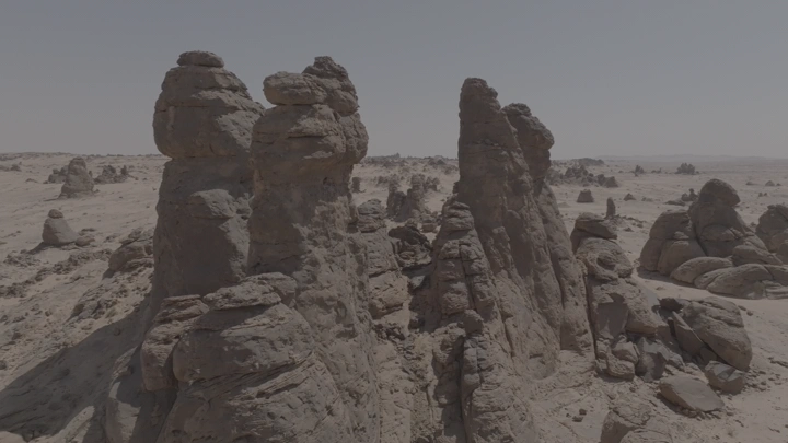 تكوينات صخرية في غراميل العلا، لقطة جوية نهارية.