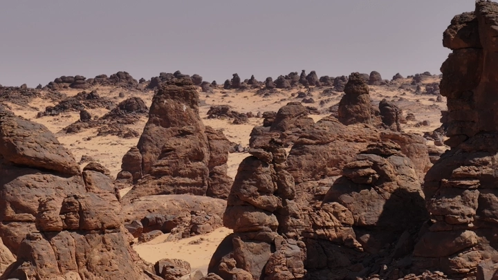 تكوينات صخرية في غراميل، مشهد نهاري، لقطة واسعة.