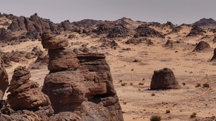 تكوينات صخرية في صحراء غراميل تحت سماء صافية، لقطة بانورامية.