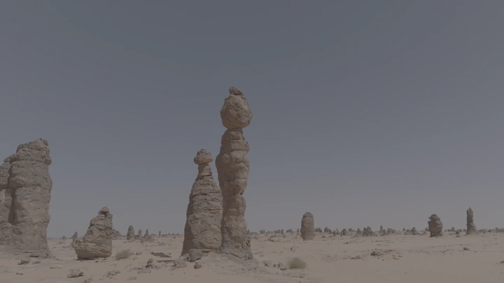 تكوينات صخرية في صحراء غراميل تحت سماء صافية، لقطة واسعة.