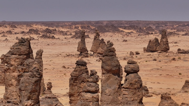 تكوينات صخرية في جبال الغراميل تحت السماء الصافية، لقطة بانورامية.