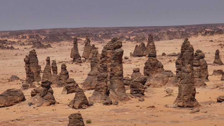 تكوينات صخرية في غراميل العلا، لقطة بانورامية.