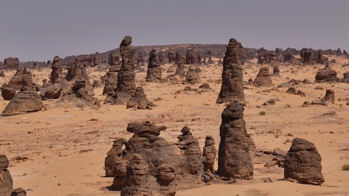 تكوينات صخرية في غراميل العلا تحت السماء الصافية، لقطة أرضية.