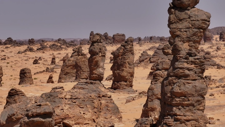 تكوينات صخرية في غراميل الروله تحت السماء الصافية، لقطة نهارية.