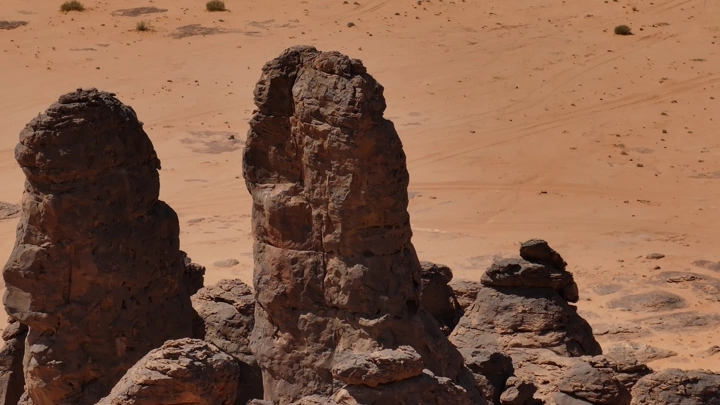 تكوينات صخرية في محمية الغراميل، لقطة نهارية من الأرض.