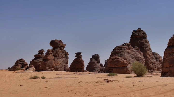 تكوينات صخرية في غراميل العلا تحت سماء زرقاء، لقطة نهارية.