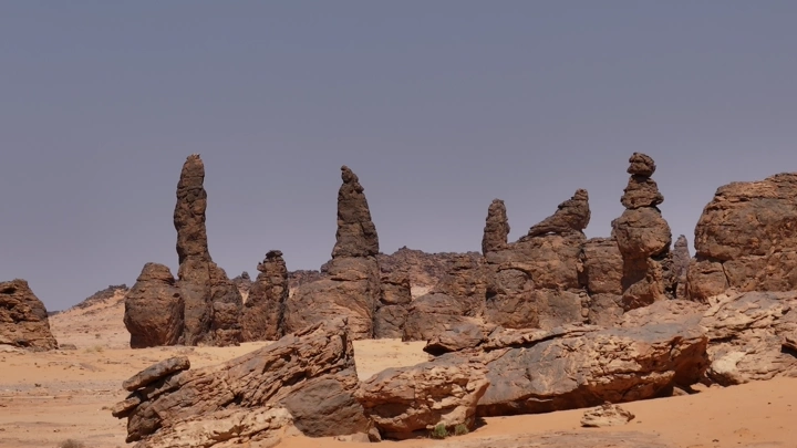 تكوينات صخرية في صحراء غراميل تحت سماء صافية، لقطة نهارية.