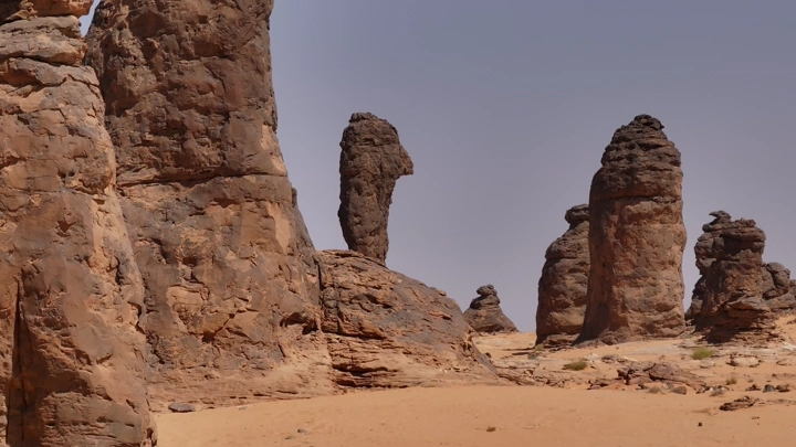 تكوينات صخرية في غراميل العلا تحت السماء الصافية، لقطة نهارية.