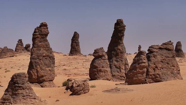 تكوينات صخرية في غراميل، السعودية، لقطة نهارية.