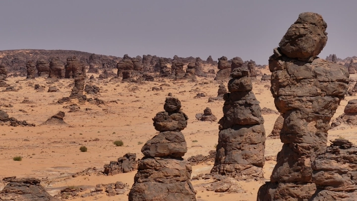 تكوينات صخرية في غراميل العلا، لقطة نهارية واسعة.