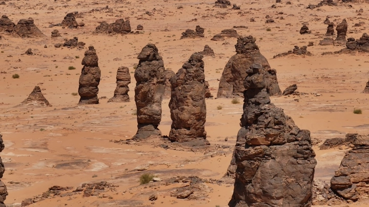 تكوينات صخرية في صحراء غراميل تحت الشمس، لقطة من الأرض.