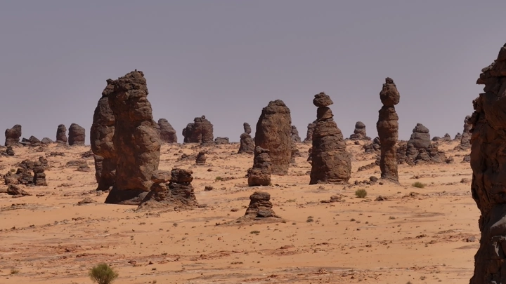 تكوينات صخرية في غراميل الروله تحت السماء الصافية، لقطة نهارية.