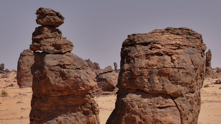 تكوينات صخرية في صحراء غراميل، لقطة نهارية.