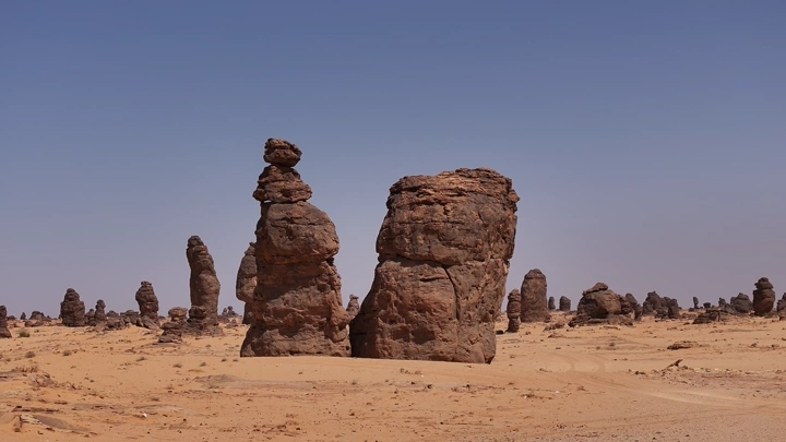 تكوينات صخرية في صحراء غراميل تحت سماء زرقاء، لقطة نهارية.
