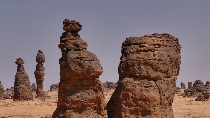 تكوينات صخرية في جبال العلا تحت سماء صافية، لقطة نهارية.