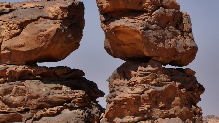 تكوينات صخرية في الصحراء تحت السماء الزرقاء، لقطة قريبة.